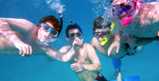  Snorkeling with friends 